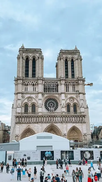 Fachada da Catedral de Notre-Dame, em Paris
